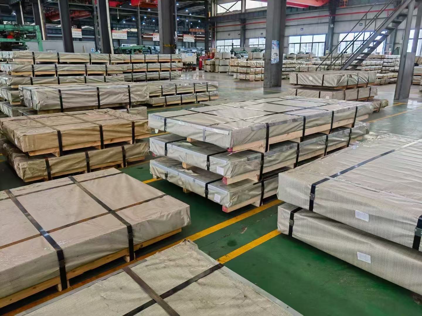 镀锌开平板成品区